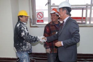 Ministro Larraín visita los trabajos de reparación de la casa matriz de BancoEstado, que resultó dañada por el terremoto del 27 de febrero de 2010. 