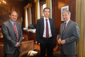 El ministro de Hacienda, Felipe Larraín, sostuvo hoy una reunión de trabajo con Ricardo Marino, presidente, y Boris Buvinic, gerente general en Chile, ambos de Banco Itaú.