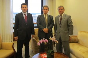 En la imagen de izquierda a derecha: el Presidente del Banco Central, José de Gregorio; el Subdirector Gerente del Fondo Monetario Internacional, David Lipton, y el ministro de Hacienda, Felipe Larraín.