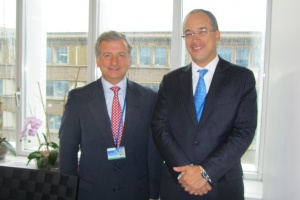 Ministro de Hacienda, Felipe Larraín, junto a su homólogo de Colombia, Juan Carlos Echeverry.