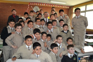 El ministro de Hacienda, Felipe Larraín, junto a los alumnos de Quinto Básico del Colegio Técnico-Profesional Nocedal, ubicado en la comuna de La Pintana.