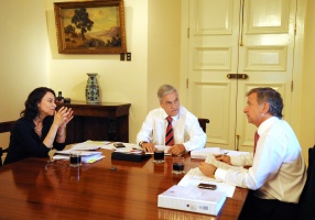 El Presidente Sebastián Piñera sostuvo hoy, jueves 29 de septiembre, una reunión de trabajo con el ministro de Hacienda, Felipe Larraín, y con la directora de Presupuestos, Rosanna Costa, para ultimar los detalles del proyecto de ley de Presupuestos de la Nación 2012.