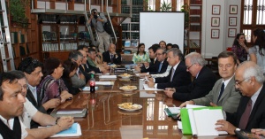 Ministro de Hacienda, Felipe Larraín, en mesa de trabajo por reajuste del Sector Público