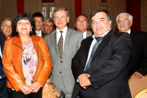 Dirigentes de la Vega Central acompañam al ministro Larraín durante su Cuenta Pública 2011.