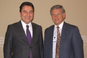 En la imagen, el ministro de Hacienda, Felipe Larraín, junto el ministro turco de Asuntos Exteriores, Ali Babacan.