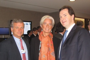 Ministro de Hacienda, Felipe Larraín, junto a la directora del Fondo Monetario Internacional (FMI), Christine Lagarde, y el ministro británico de Finanzas, George Osborne.