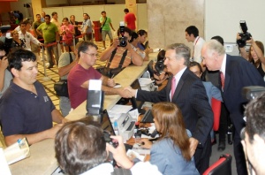 Ministro Larraín saluda a trabajadores de la sucursal Santiago-Bandera del BancoEstado.