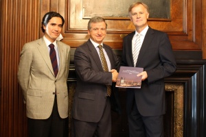 Ministro de Hacienda, Felipe Larraín, recibe Informe Anual del Comité Financiero 2011