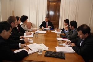 Ministro Larraín recibe a delegación del FMI