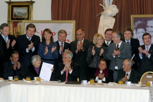 Ministro Larraín en firma de proyecto de ley que adelanta Bono Bodas de Oro
