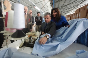 Una particular clase recibió el ministro de Hacienda, Felipe Larraín, de una experta en costura durante su visita a la fábrica Chiteco en Maipú.