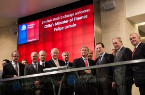 En la imagen, la delegación chilena encabezada por el ministro Larraín inician las actividades en la Bolsa de Londres.