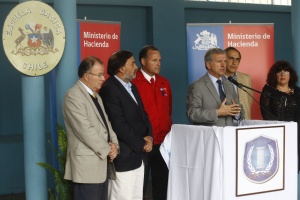 Durante su visita a la Escuela Básica Grecia en Valparaíso, el ministro de Hacienda, Felipe Larraín, presentó un balance del aporte de las donaciones a 3 años del 27-F.