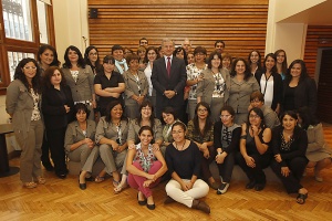 Autoridades del Ministerio de Hacienda celebran el Día Internacional de la Mujer con las funcionarias de la cartera.