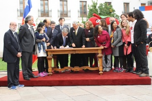 El ministro de Hacienda, Felipe Larraín, asiste a la promulgación de la ley Sistema Elige Vivir Sano