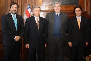 Esta tarde el ministro de Hacienda, Felipe Larraín, recibió en su gabinete al nuevo representante del Banco Interamericano de Desarrollo (BID) en Chile, Luis Estanislao Echevarría.