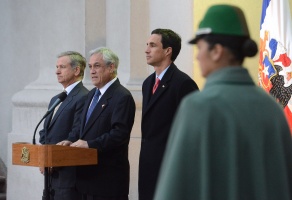 El ministro de Hacienda, Felipe Larraín, acompañó al presidente de la República, Sebastián Piñera, en anuncio sobre salario mínimo