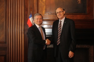 Ministro Felipe Larraín se reunió con director ejecutivo de Apec