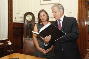Ministro Felipe Larraín realizó entrega oficial del libro que recorre la historia del Ministerio de Hacienda a la Dibam