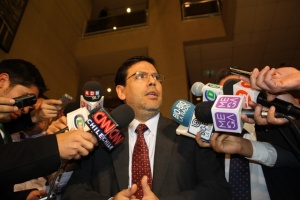 El ministro Arenas en conferencia de prensa en el Congreso