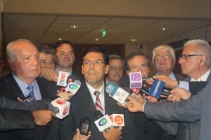 El ministro Arenas en punto de prensa luego de la aprobación de la reforma tributaria