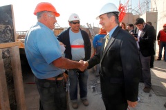 Ministro Larraín junto a trabajadores de la construcción.