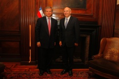 El ministro de Hacienda, Felipe Larraín, se reunió hoy con Michael Bear, Lord Mayor de la ciudad de Londres, la máxima autoridad del distrito financiero de la capital británica, en el marco de las actividades de promoción de Chile Day 2011.