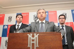 El ministro de Hacienda, Felipe Larraín, acompañado por el coordinador Macroeconómico y jefe de Asesores, Rodrigo Cerda, y el coordinador de Mercado de Capitales, Pablo Correa.