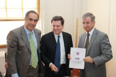 El Ministro de Hacienda, Felipe Larraín, acompañado del presidente de RN, Carlos Larraín y el senador Francisco Chahuán.
