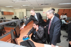 Ministro Larraín recorre oficinas de ChileCompra
