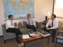 Ministro Larraín se reune con Rodrigo Vergara, presidente del Banco Central, y parte de su equipo en Washington.