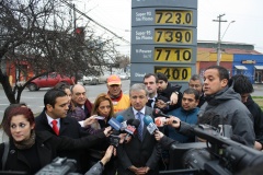 Ministro Larraín comenta nueva baja de combustibles.