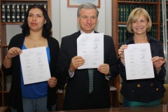 El ministro de Hacienda, Felipe Larraín, y la ministra del Trabajo y Previsión Social, Evelyn Matthei, junto a la presidenta de la CUT, Bárbara Figueroa.