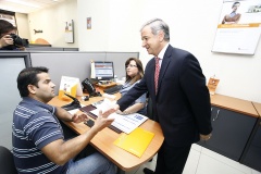 Ministro Felipe Larraín saluda a cliente de BancoEstado.