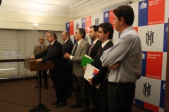 El ministro de Hacienda Felipe Larraín junto a la Comisión Asesora de Salario Mínimo en punto de prensa. 