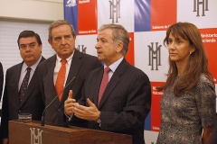 Ministro de Hacienda, Felipe Larraín en conferencia de prensa junto al nuevo presidente de la CPC, Andrés Santa Cruz
