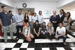 Ministro de Hacienda, Felipe Larraín junto al equipo de Socialab