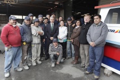 El ministro de Hacienda, Felipe Larraín junto a trabajadores