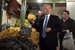 El ministro Larraín visita La Vega Central para comentar el IPC