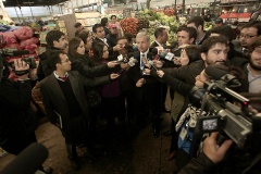 El ministro de Hacienda en un punto de prensa en La Vega Central