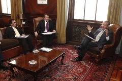 El ministro Felipe Larraín junto a Jon Benjamin, embajador de Gran Bretaña y Roger Gifford, Lord Mayor of London