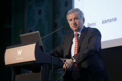 Ministro Larraín durante presentación en seminario (archivo)