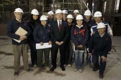 El ministro junto a trabajadores de la construcción del edificio Bicentenario