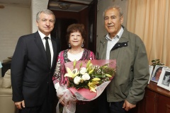 El ministro Larraín junto a don Mario Toledo y la Sra. Eliana Vidal