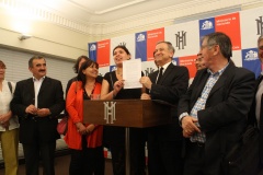 El Ministro Larraín y Bárbara Figueroa, presidenta de la CUT con el acuerdo por el reajuste del sector público
